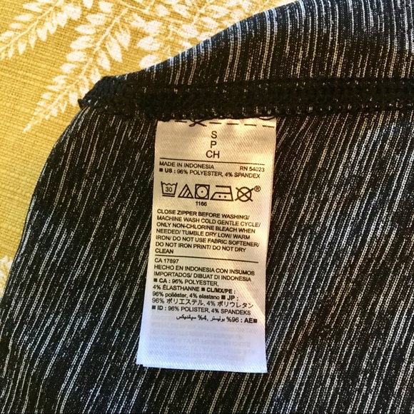 1/4 zip running jacket with thumb holes - Picture 5 of 5